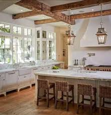Deco De Cuisine Avec Des Poutres En Bois Au Plafond French Farmhouse Kitchen Country Kitchen Designs Farmhouse Kitchen Design