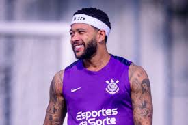 Ator sugere Memphis Depay como substituto de Hulk no Atlético e compara a Ronaldinho