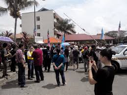 Tidak perlu jawab terlalu jujur (tapi jangan menipu). Borneo Herald