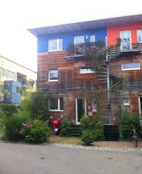 Appreciez La Diversite Architecturale Et Les Couleurs Des Maisons Individuelles En Bande Quartier Vauban A Fribourg Couleurs Maison Maison Maison Individuelle