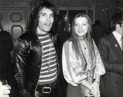 Oltre alla donna, anche jim hutton, compagno di mercury, joe fanelli, chef personale della rockstar, e peter freestone, suo assistente personale, supportavano il cantante. Freddie Mercury S Friends Explain Why Mary Austin Was So Important To His Life Mirror Online