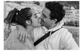Angie costa, de 20 anos de idade, tem muitos motivos para sorrir com uma barriga de três meses, partilhou uma fotografia a sorrir, com a camisola levantada, e com o namorado, miguel coimbra, de. Angie Costa E Miguel Coimbra Celebram Gravidez Com Cha De Bebe Movenoticias