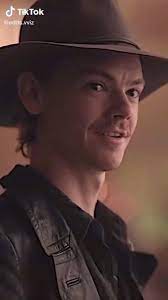 Benny Watts The Queen S Gambit Video In 2021 Thomas Brodie Sangster Benny Watts The Queen S Gambit