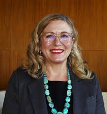 Kelly Dineen's Instagram, Twitter & Facebook