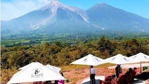 2 days ago · about 25 miles south of guatemala's capital, rising 2,800 feet over sea level, the pacaya volcano overlooks the nearby villages of san vicente pacaya and amatitlán. Restaurante Finca San Cayetano Un Nuevo Destino Con Impresionantes Vistas