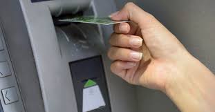 Für die nutzung des einzahlungsautomaten ist nur die girocard oder die. Geldautomat Wenn Die Karte Stecken Bleibt Verbraucherzentrale Nrw