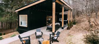 The Lily Pad A Cozy Shipping Container Cabin Hidden In The Woods En 2020 Maison Container Petite Cabane Mini Maison