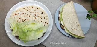 La piadina integrale con melanzane e formaggio filante è davvero buonissima, le piadine fatte in casa sono facili e veloci da fare e poi essendo integrali sono ancora più buone.provate a prepararle. Piadina Con Melanzane Grigliate E Mozzarella Vivo Mangiando
