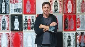 The ad opens with a view of a glass full of ice and coca cola. Pop Art