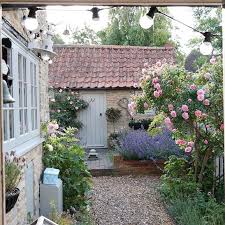 From modern gardens and landscaping to country garden ideas and traditional garden designs, we've got a huge range of garden pictures and ideas as well as expert shopping advice to guide you. Pin By Marjon Strien On Giardino Terrazza Idee French Cottage Garden Country Garden Decor Small Cottage Garden Ideas