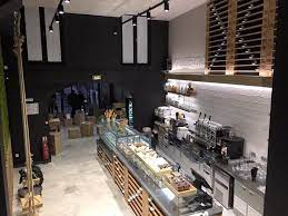 Welovepuro Is An Icecream Parlour Franchising Born In 2014 Near Salerno Within Two Years Stores Have Become Five This Is We Arredamento Vetrine Banconi