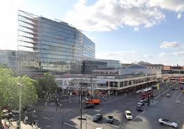 Besucher gehen über die dachterrasse des einkaufszentrums bikini berlin. 1 5 Std Kudamm Bummel Bikini Berlin Touren