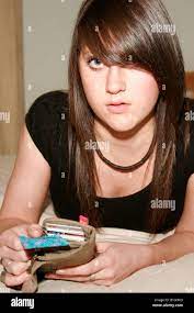 Jeune femme tenant un préservatif-sexe teen teenager bed 20 somthing Photo  Stock - Alamy