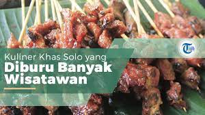 Pertama rebus kikil, daging dan jeroan sapi dalam 300 ml air yang sudah dibumbui dengan garam sampai empuk. Sate Kere Kuliner Khas Kota Solo Yang Terbuat Dari Gembus Dan Jeroan Sapi Youtube