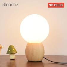Lampe de chevet design style nordique créative de haute qualité idéale pour moderniser votre chambre à coucher et qui rend votre pièce plus accueillante. Lampe De Chevet A Led Boule En Bois Lumeers