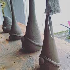 Dagens Utendorsaktivitet Stopte Betongnisser Na Inn A Varme Seg Foran Peisen Concrete Crafts Concrete Diy Projects Cement Crafts