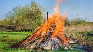 Wenn richtig eingesetzt, wertet die feuerschale im garten das gestaltungskonzept auf. Osterfeuer Im Eigenen Garten Ist Das Uberhaupt Erlaubt