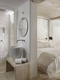 weisses interior und bad im kensho boutique hotel and suites in ornos mykonos griechenland boutique hotelzimmer inneneinrichtung hoteleinrichtung