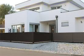 Sichtschutzzaun Anthrazit In Vielen Hohen Und Breiten Und Weiteren Farben Sprechen Sie Uns An 0821 60 99 20 10 Alu Zaun Aluminium Zaun Zaun