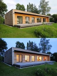 Moderner Bungalow Mit Holz Fassade Und Riesiger Terrasse Design Flachdach Haus In Okologischer Bauweise Modern Bungalow House Flat Roof House Modern Bungalow