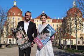 Aschenbrödel spielt in dem wunderbaren märchen, wie es der name schon sagt, die hauptrolle. Schloss Moritzburg Drei Haselnusse Fur Aschenbrodel Offnet Wieder Schlosserland Sachsen Staatliche Schlosser Burgen Und Garten