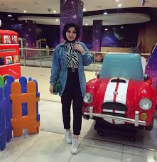 l image contient peut etre 1 personne debout voiture et interieur muslim fashion outfits muslimah fashion outfits hijab fashion