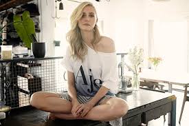 When rob changes his online status to separated, a devastated colette forces him to make a call on their marriage. Anna Bamford Actor Beauticate