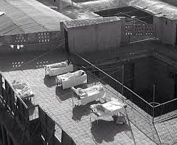 أسرة على سطح أحد البيوت البغداديه التقليدية بغداد ١٩٥٥ baghdad iraq photo