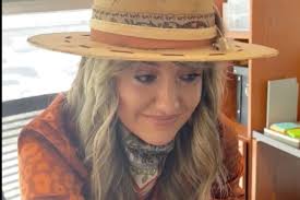 Tears Fall As Miranda Lambert Surprises Lainey Wilson With First-Ever ACM  Awards Win