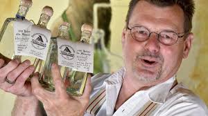 Schnaps in 100 Jahre alten Flaschen