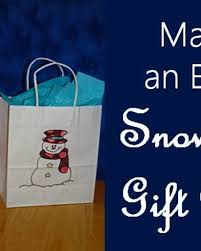 Check out this video to see how to perfectly place tissue paper in a gift bag. How To Place Tissue Paper In A Gift Bag And Make It Look Good Holidappy