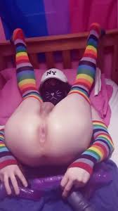 Femboy usando grandes consoladores