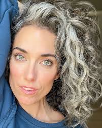 it will wash you out … 👻 #Silverhair #greyhair #grayhair #silversisters  #grombre #ditchthedye #goinggrey #youngandgrey #silverandfree  #cottonhairedwomen #dyefree #cabelosbrancos #gogrombre #goinggray  #silverhairdontcare #saltandpepperhair #silverfox ...