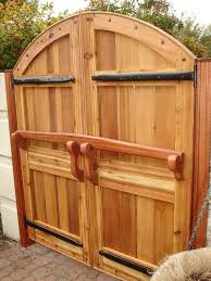 Pin Von John Smolik Auf Drevene Konstrukce Holztor Holzbearbeitungs Projekte Holz Im Garten