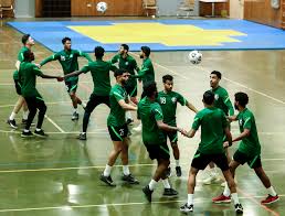 (بالتحويل من كأس العالم لكرة القدم 1994) إحداثيات: Ø¹Ø§Ø¬Ù„ Ø§Ù„ØºØ¨Ø§Ø± ÙŠØ¬Ø¨Ø± Ø§Ù„Ù…Ù†ØªØ®Ø¨ Ø§Ù„Ø³Ø¹ÙˆØ¯ÙŠ Ø¹Ù„Ù‰ Ø¥Ø¬Ø±Ø§Ø¡ Ø§Ù„Ù…Ø±Ø§Ù† Ø¯Ø§Ø®Ù„ Ø§Ù„ØµØ§Ù„Ø© Ø§Ù„Ù…ØºÙ„Ù‚Ø© Ø§Ø³ØªØ¹Ø¯Ø§Ø¯Ø§ Ù„Ø£ÙˆØ²Ø¨ÙƒØ³ØªØ§Ù†