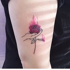 Featuring a colorful running chestnut horse and pink rose, this is a beautiful tattoo design for a woman. 52 Unique Rose Tattoo Ideas Tatuagem Tatuagem Pequena Fazer Uma Tatuagem