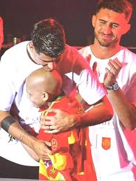 Emotivo homenaje de campeones a María en la Eurocopa