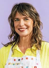 Elizabeth Farnham's Instagram, Twitter & Facebook