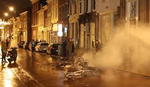Sinds 21.00 trekken zo'n 300 relschoppers door de stad en laten ze een spoor van vernieling achter. Vcgutjgvuqjskm