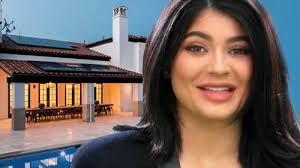 Inside fairground workers' incredibly plush caravans decked-out with luxury  wooden interiors, flat screen TVs and leather sofas