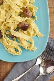 Blitzschnelle Bratwurst Carbonara Aus Jamie S 5 Zutaten Kuche Tastesheriff Rezept Bratwurst Carbonara Lebensmittel Essen
