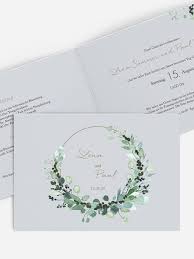 Hochzeitseinladung All The Greenery Ein Simples Grunes Bouquet Schmuckt Die Vorderseite Der In 2020 Simple Wedding Cards Wedding Invitations Fun Wedding Invitations