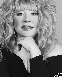 Мать — виктория марковна киркорова (лихачёва) (7 апреля 1937 — 30 апреля 1994), была ведущей концертов, умерла от рака. Alla Pugacheva K Zvezdam Priblizhatsya Ne Nuzhno Russkaya Telenedelya