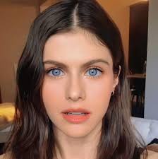 Dear fans of margot robbie , I'm sarie Kessler ,margot"s mother, reaching  out to address a concerning issue. It has recently come to our attention  that there are individuals posting as margot