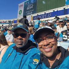 Let's see the pics of “Marriage United” “Football Divided “ couples.  Fortunate for us, we love the same team💯💯💯❤️❤️❤️