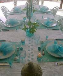 Table Decoration With Flowers And Feathers In White And Turquoise Colors Turquoise Table Turquoise Decor Table Decorations