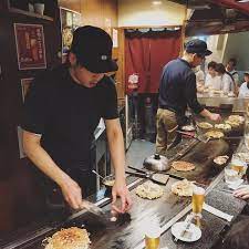 7 Great Okonomiyaki Restaurants In The Food Capital Osaka Tsunagu Japan Okonomiyaki Restaurant Food Capital Osaka