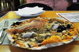 This pizzeria in the centocelle neighbourhood has become an institution for roman style pizza. Da Remo Buenisimas Pizzas Centrico Y Barato Best Pizza In Rome Good Pizza Romans Pizza