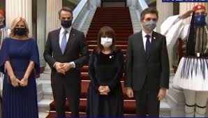 Με κάθε επισημότητα και με αυστηρό υγειονομικό πρωτόκολλο η πρόεδρος της δημοκρατίας κατερίνα σακελλαροπούλου υποδέχθηκε τους ξένους ηγέτες στο προεδρικό μέγαρο για το επίσημο δείπνο με την ευκαιρία του εορτασμού των 200 χρόνων από την ελληνική. Live Apo To Proedriko Megaro To Deipno Stoys Ypshloys Proskeklhmenoys Eidhseis Nea To Bhma Online