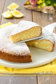 La torta al limone è un dolce soffice, semplice e profumato, un grande classico amato da grandi e piccoli, facile da preparare, senza burro, a base di pochi ingredienti: Pin Su Dolci Al Limone